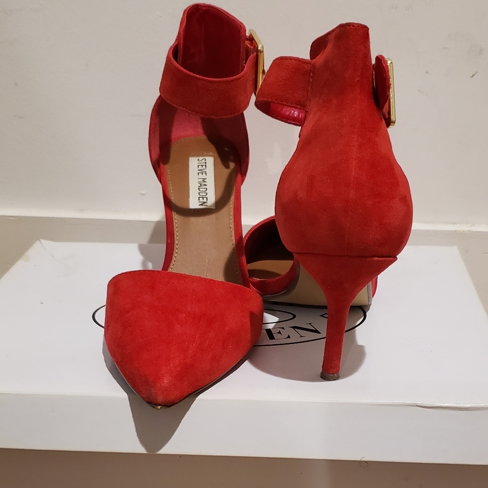 Red pumps, Steve Madden
